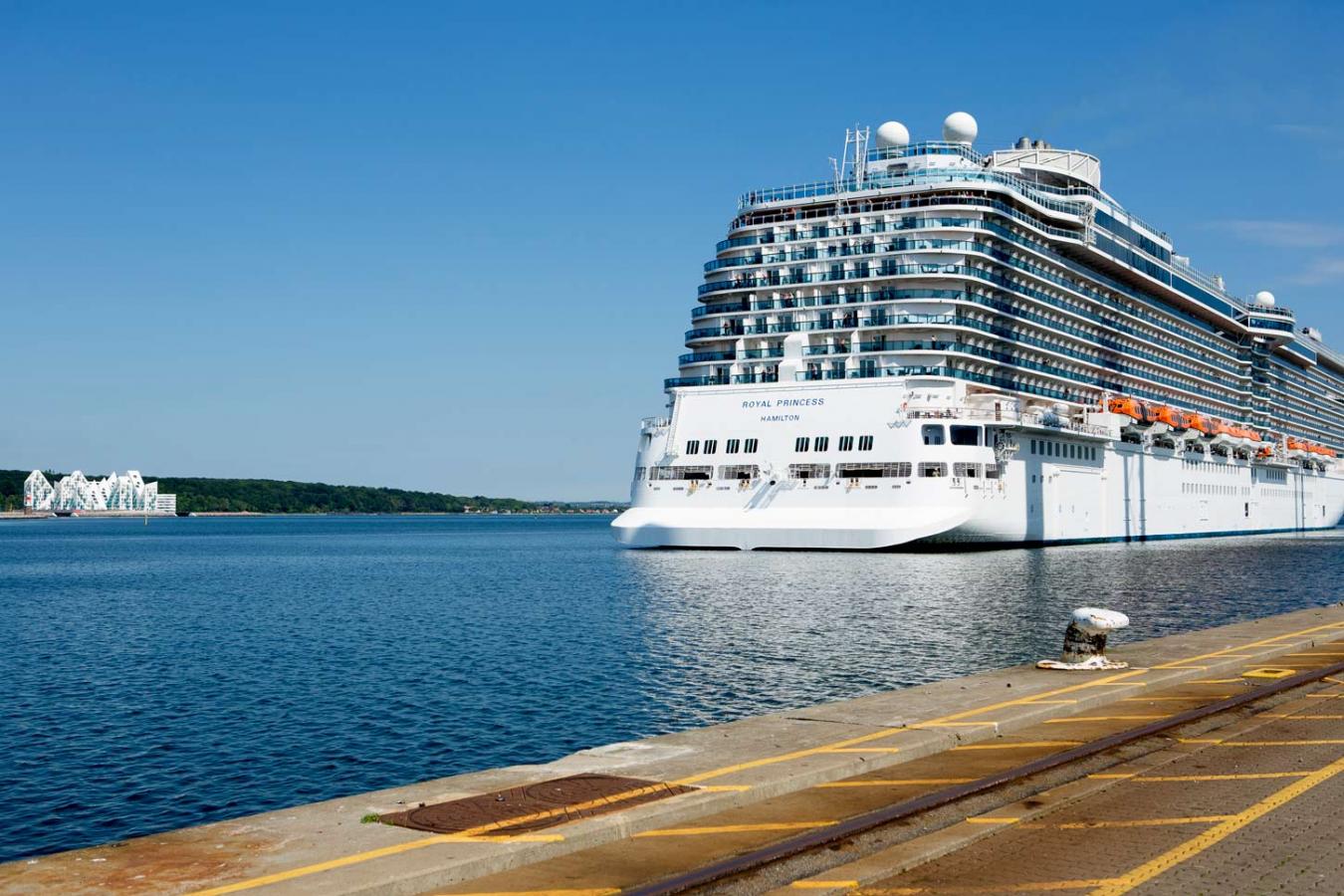 Cruise Royal Princess anløber Aarhus Havn