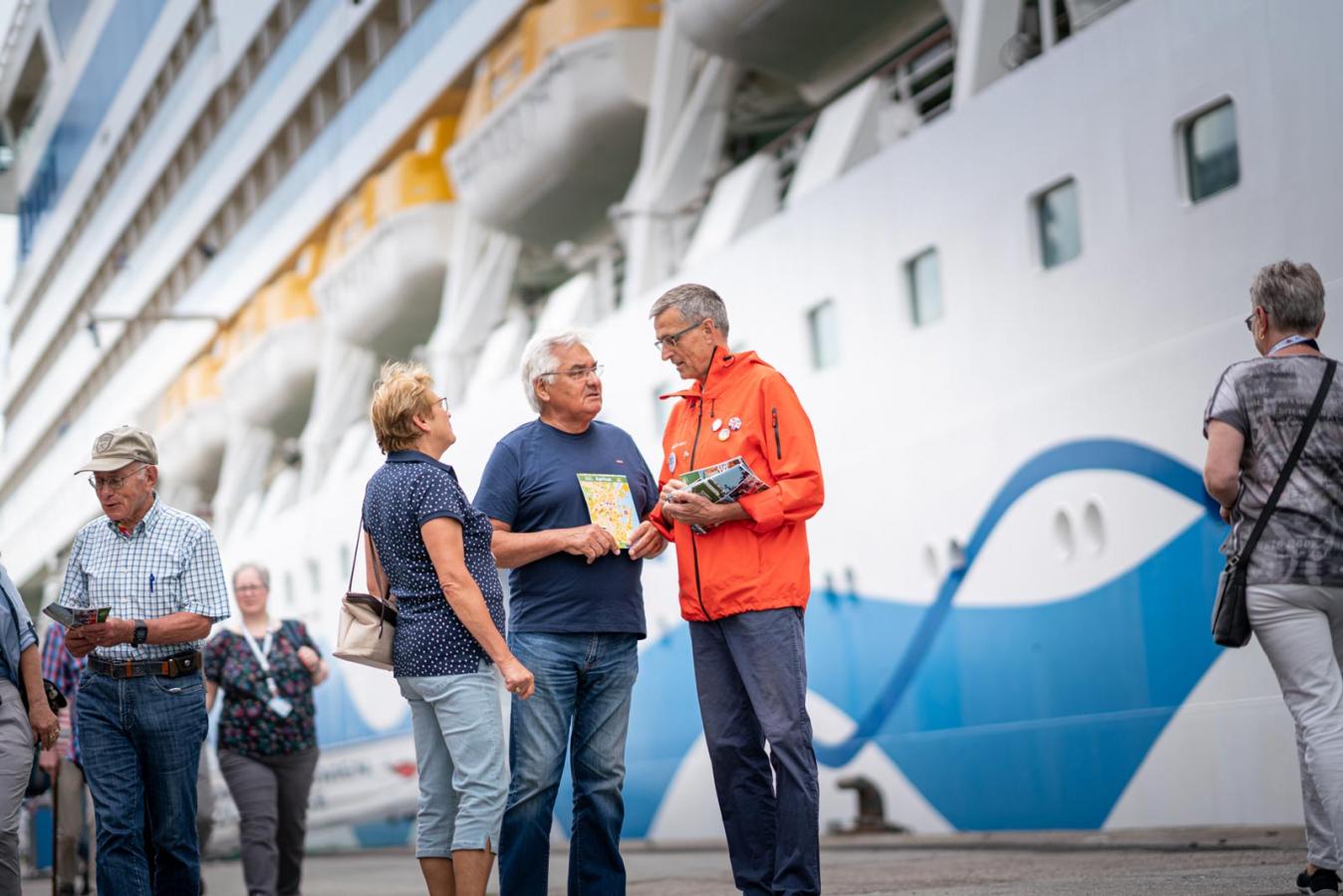 Frivillige står klar til at tage imod krydstogtsgæster i Aarhus