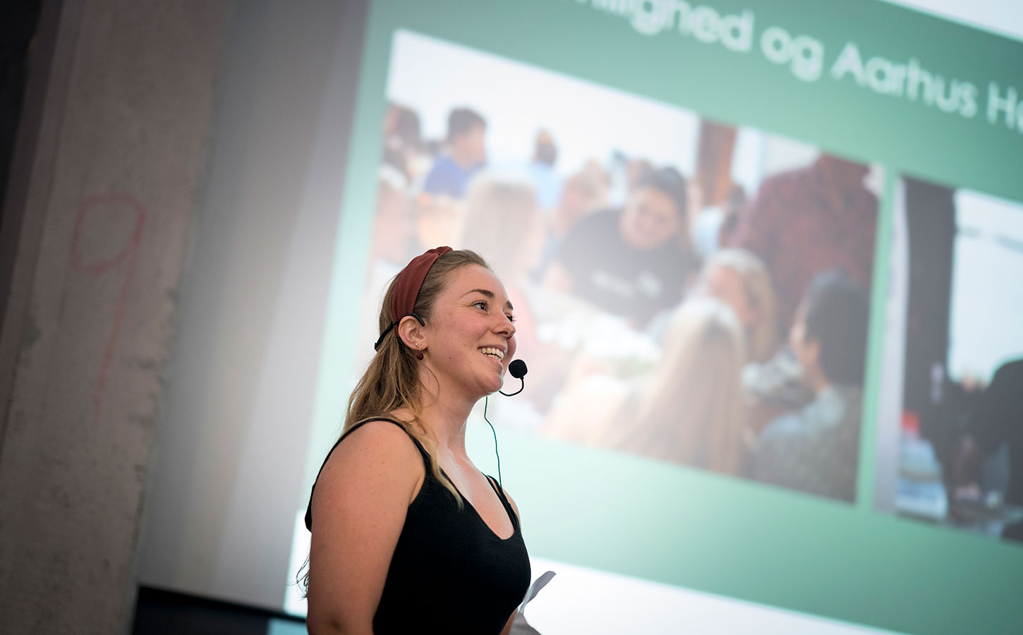 Arrangør fortæller frivillige om sit kulturprojekt på GeLinde i Aarhus