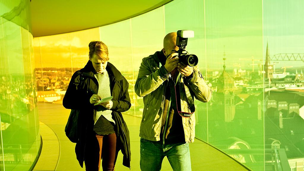 Dicte i Your rainbow panorama på ARoS, Aarhus