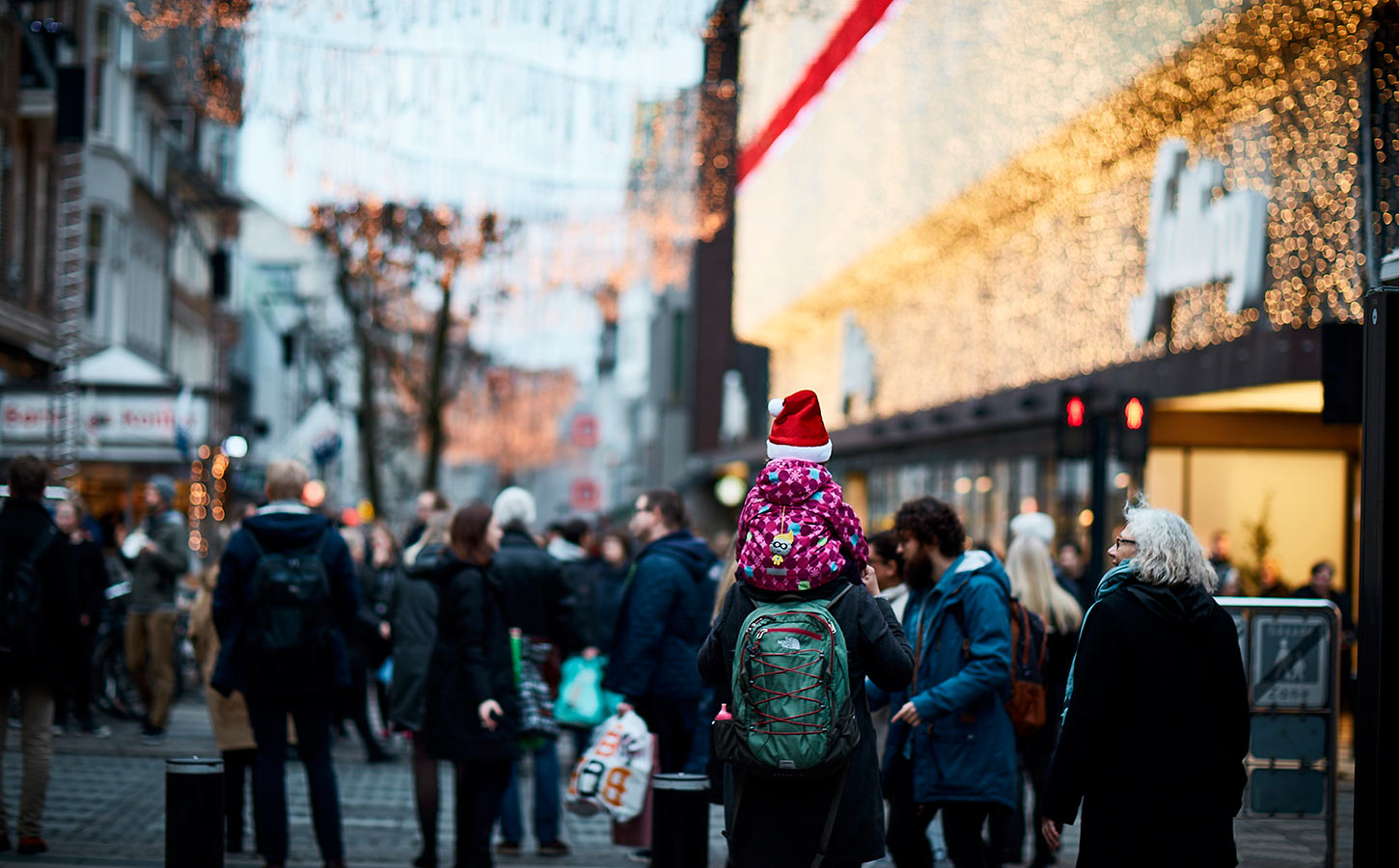 Barn på skuldrene udenfor Salling i julen