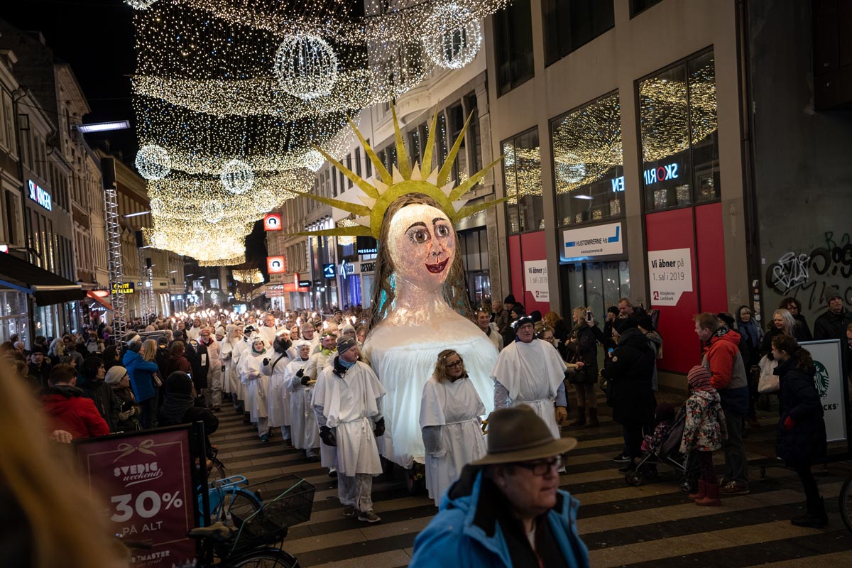 Lucia-optog til lands og til vands