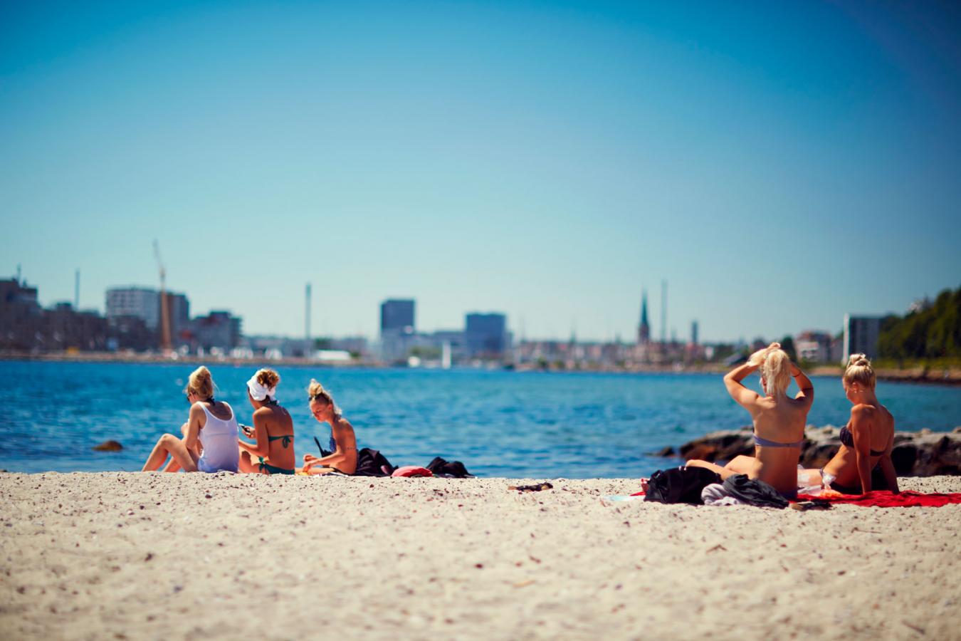 Sommer und Strand nahe Aarhus in Dänemark