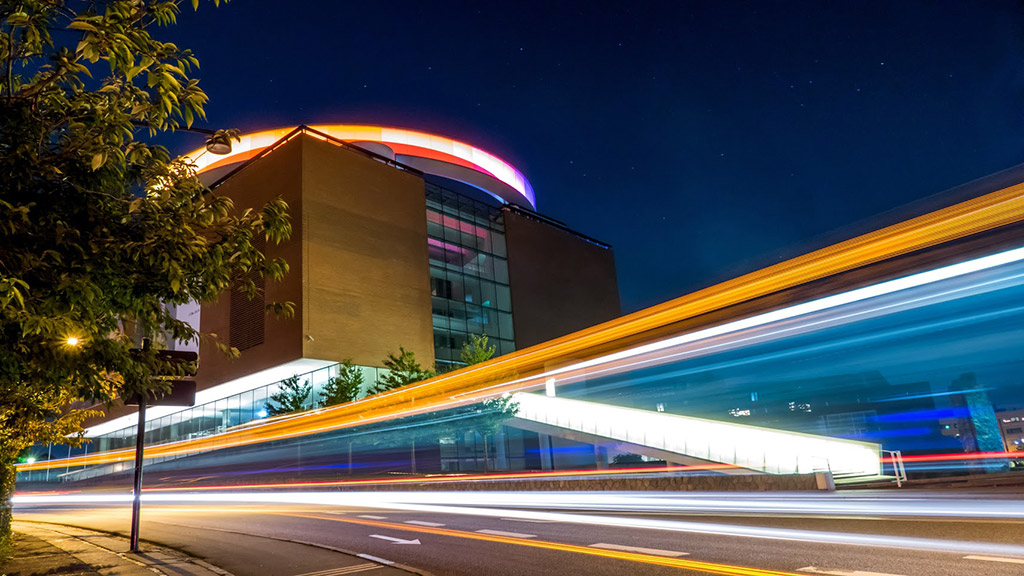 ARoS Aarhus Kunstmuseum ved aftentid