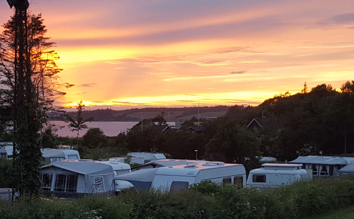 Hjarbæk Fjord Camping i solnedgang