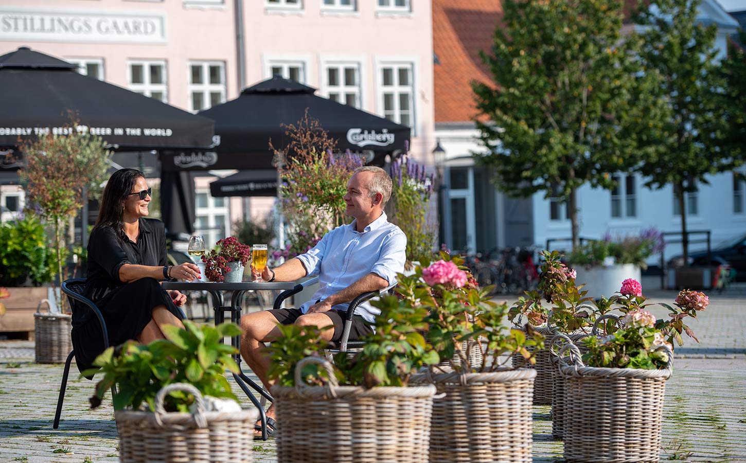 Par spiser frokost på Nytorv i Viborg