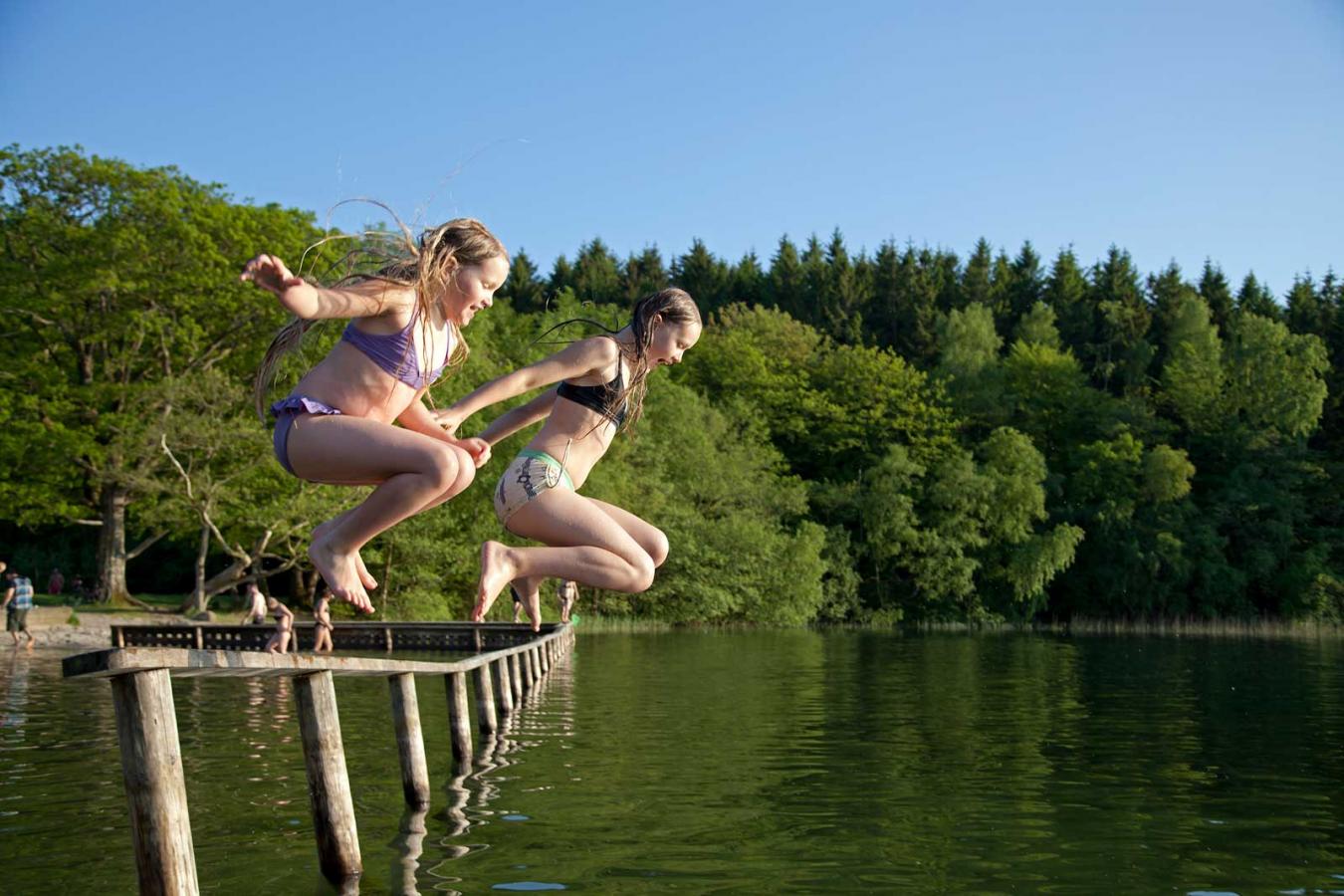 Badning i søbadet i Almindsø