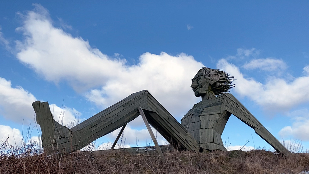 Trolden Ben Chiller, kunstner Thomas Dambo