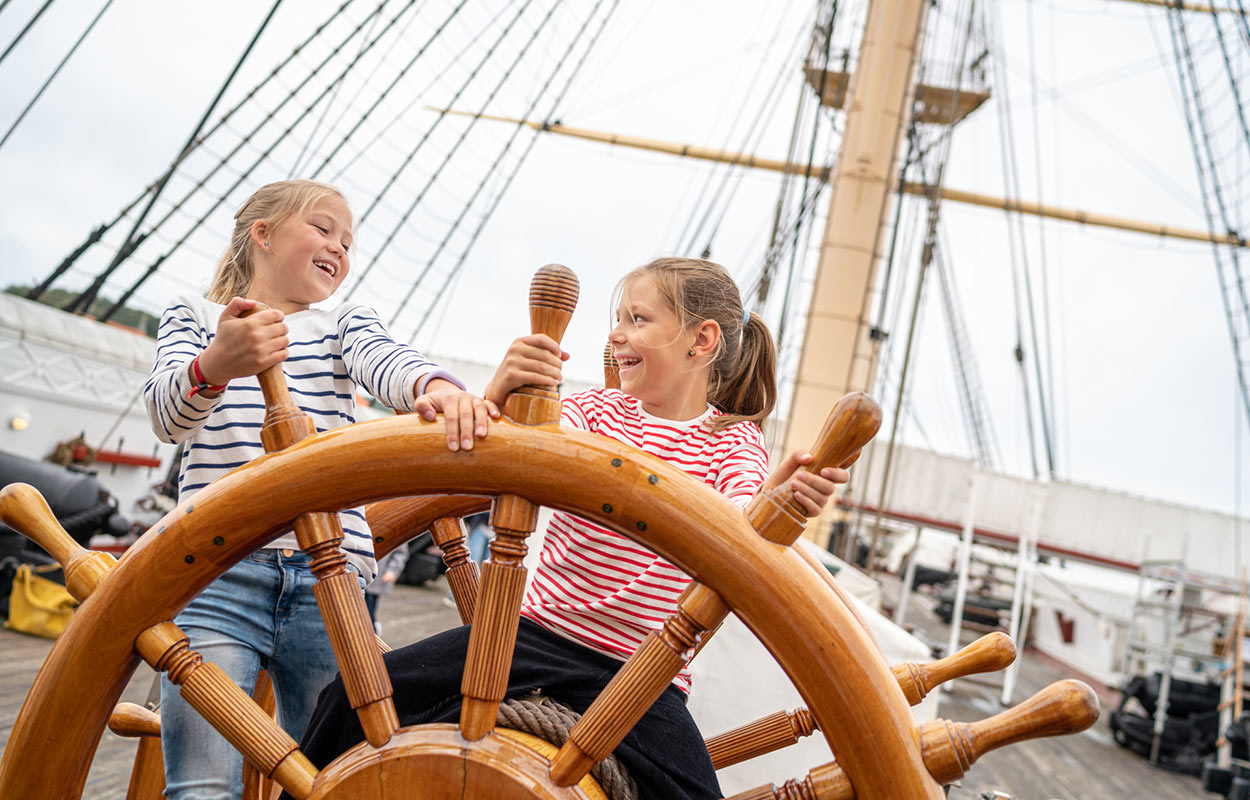 Børn leger på Fregatten Jylland i Ebeltoft