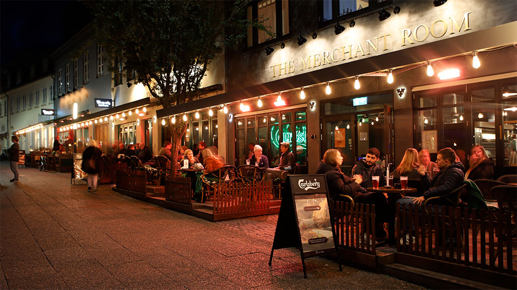 Aftenstemning ved Tir na nÓg bar i Aarhus midtby