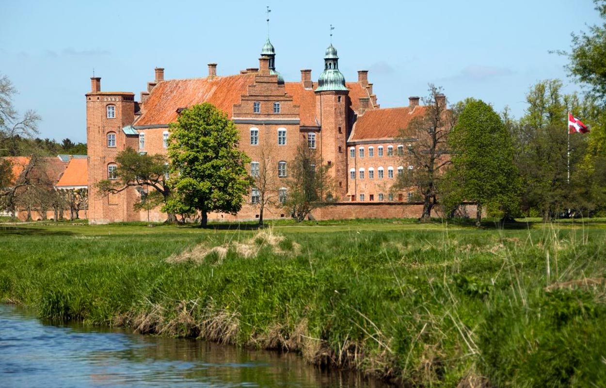 Gammel Estrup på Djursland med å i forgrunden