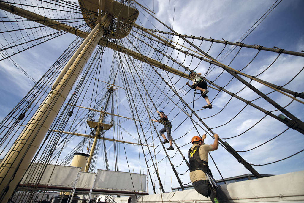 Mennesker klatrer i masten på Fregatten Jylland
