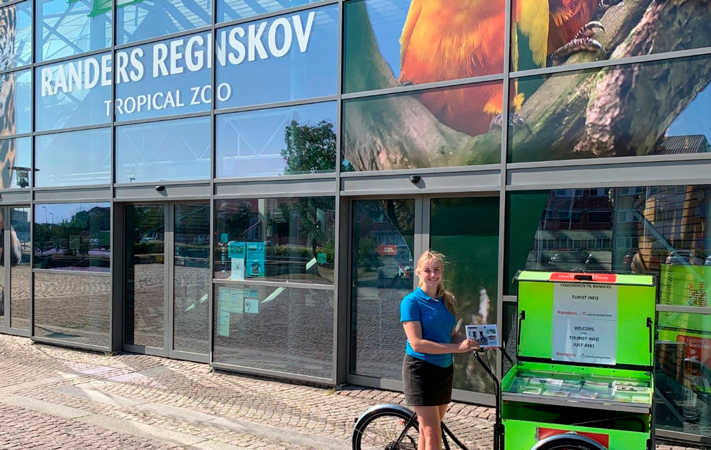 Velkomstteam foran Randers Regnskov