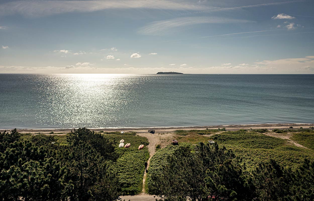 Hjelm Dyb ved Djurslands kyst med strand
