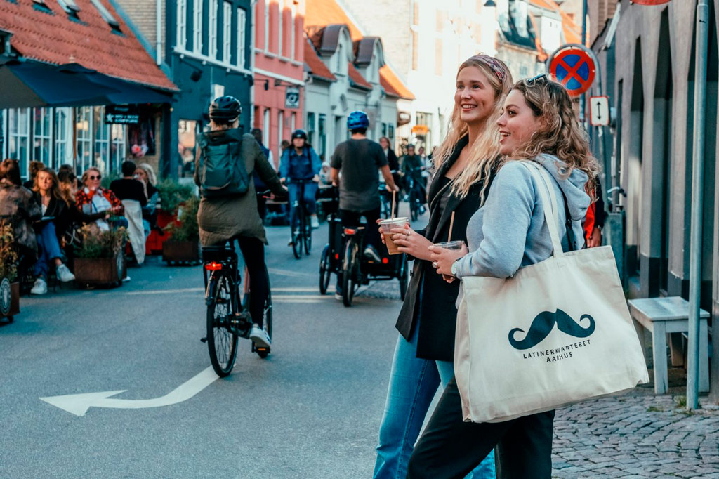 Veninder på shoppingtur i Latinerkvarteret i Aarhus