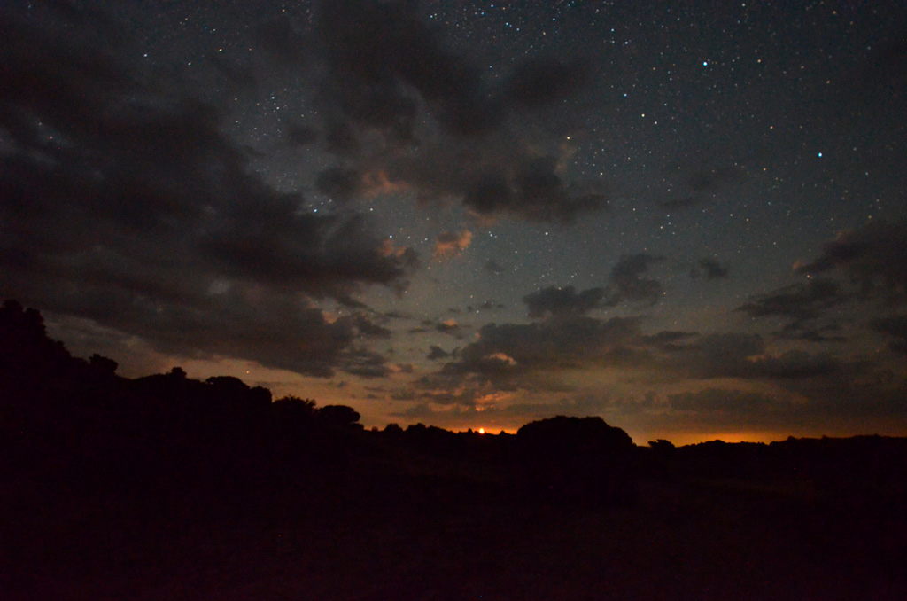 Dark Sky, moonrise, skyer og stjernevæld