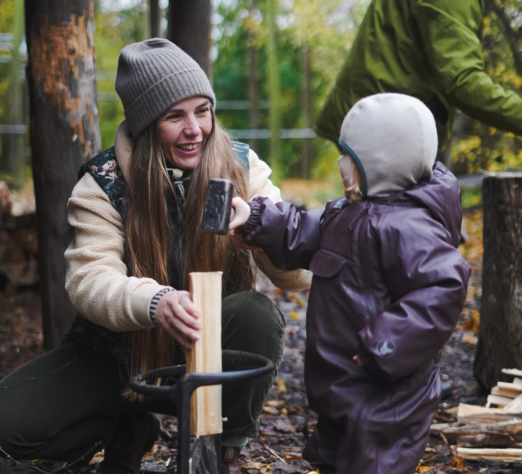 Mor datter i naturen på Djursland