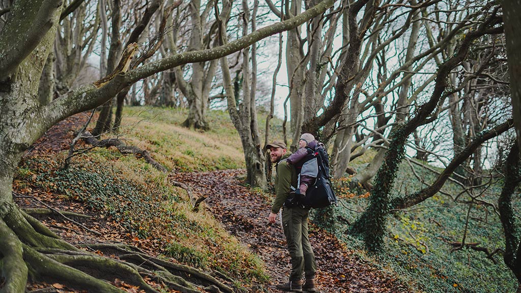 Far datter på tur ved Jernhatten på Djursland