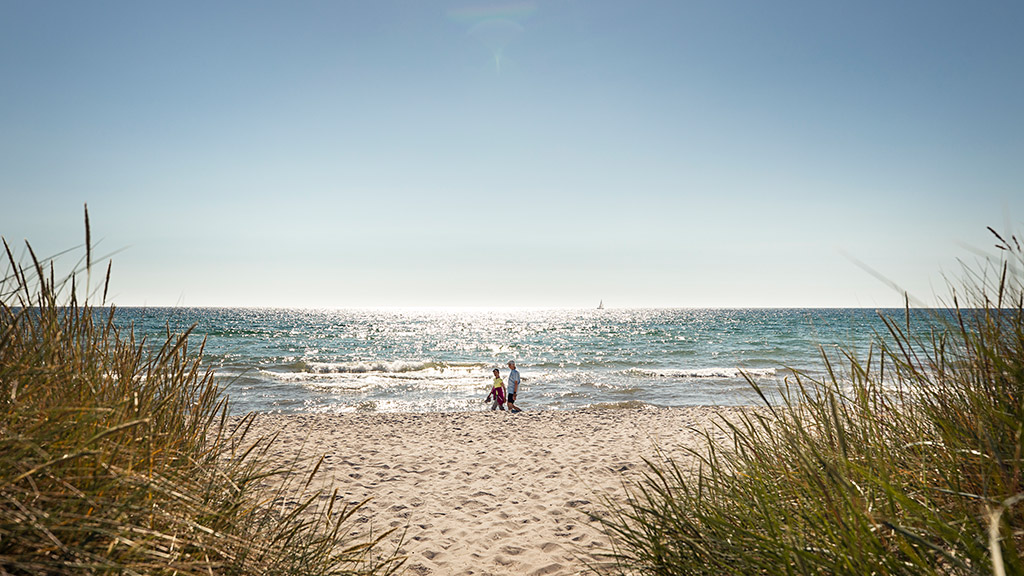 Par på tur langs Grenaa strand på Djursland