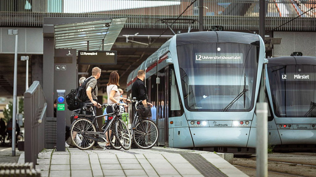 Par med cykel skal med Letbanen i Aarhus