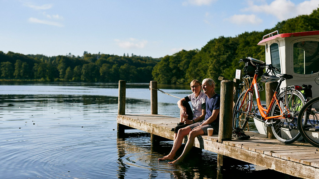 Par hygger ved sø i Søhøjlandet