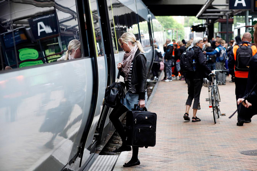 Kunde stiger på toget hos DSB