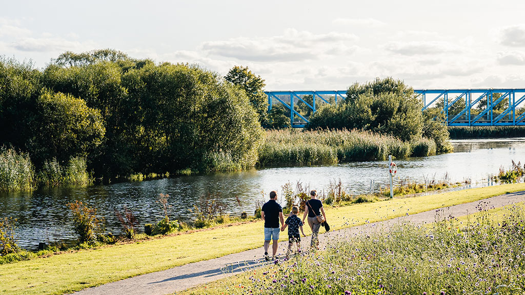 Familie går tur ved Randers Fjord
