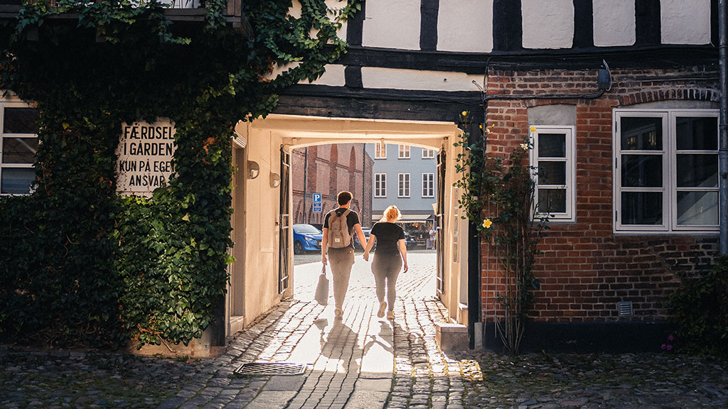 Par går gennem port i Randers by