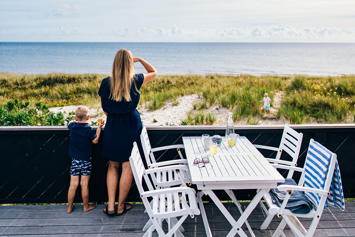 Familie i sommerhus på Djursland