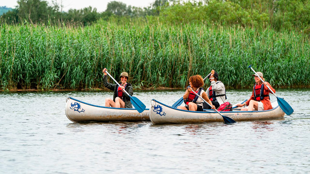 Par og venner sejler i kano på Gudenåen