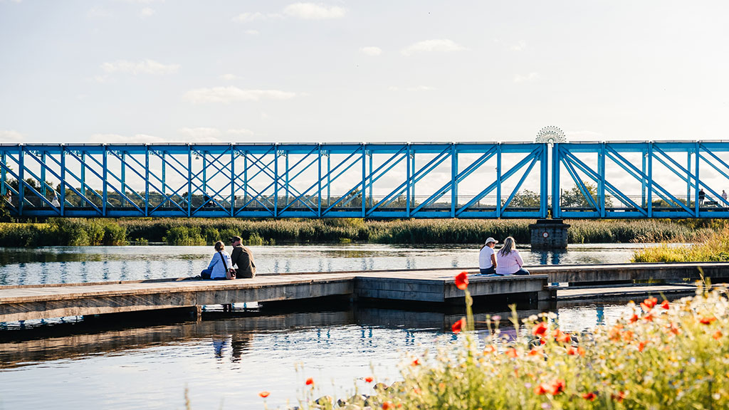 Par hygger ved Randers Fjord og Den Blå Bro