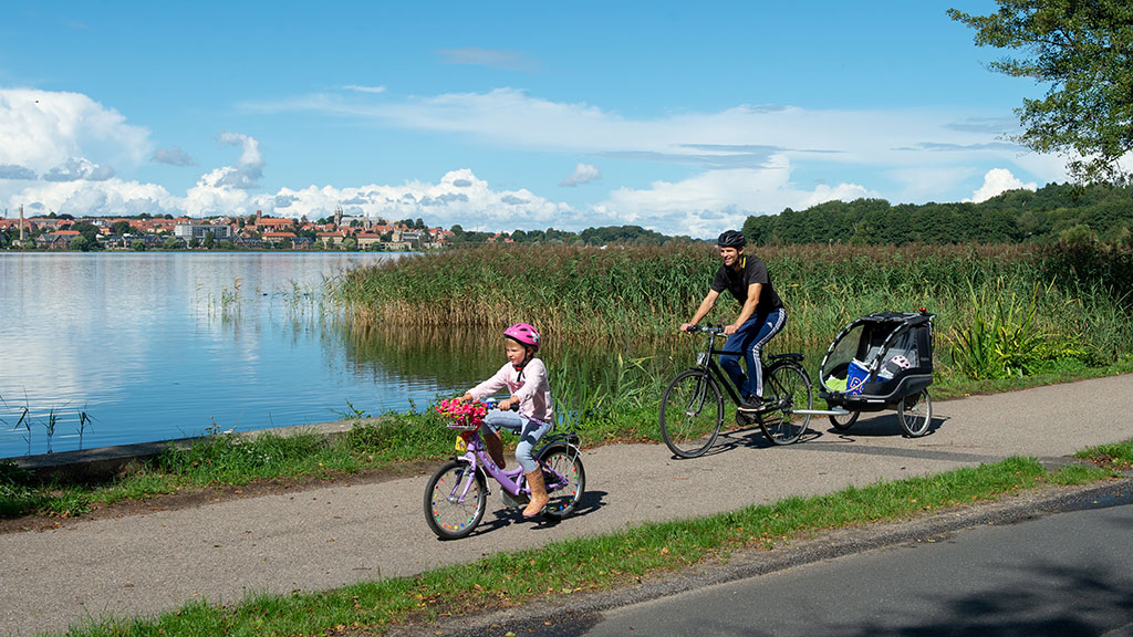 Familie på cykeltur omkring Viborg Søerne