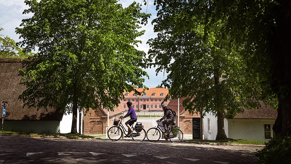 Par på cykel ved Moesgaard Museum i Aarhus
