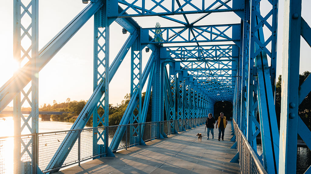 Med hund på Den Blå Bro i Randers