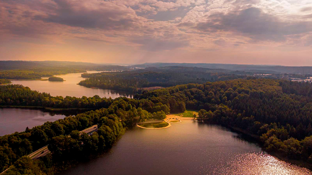Skovene i efterårsfarver med søbadene ved Alminde Sø i Silkeborg