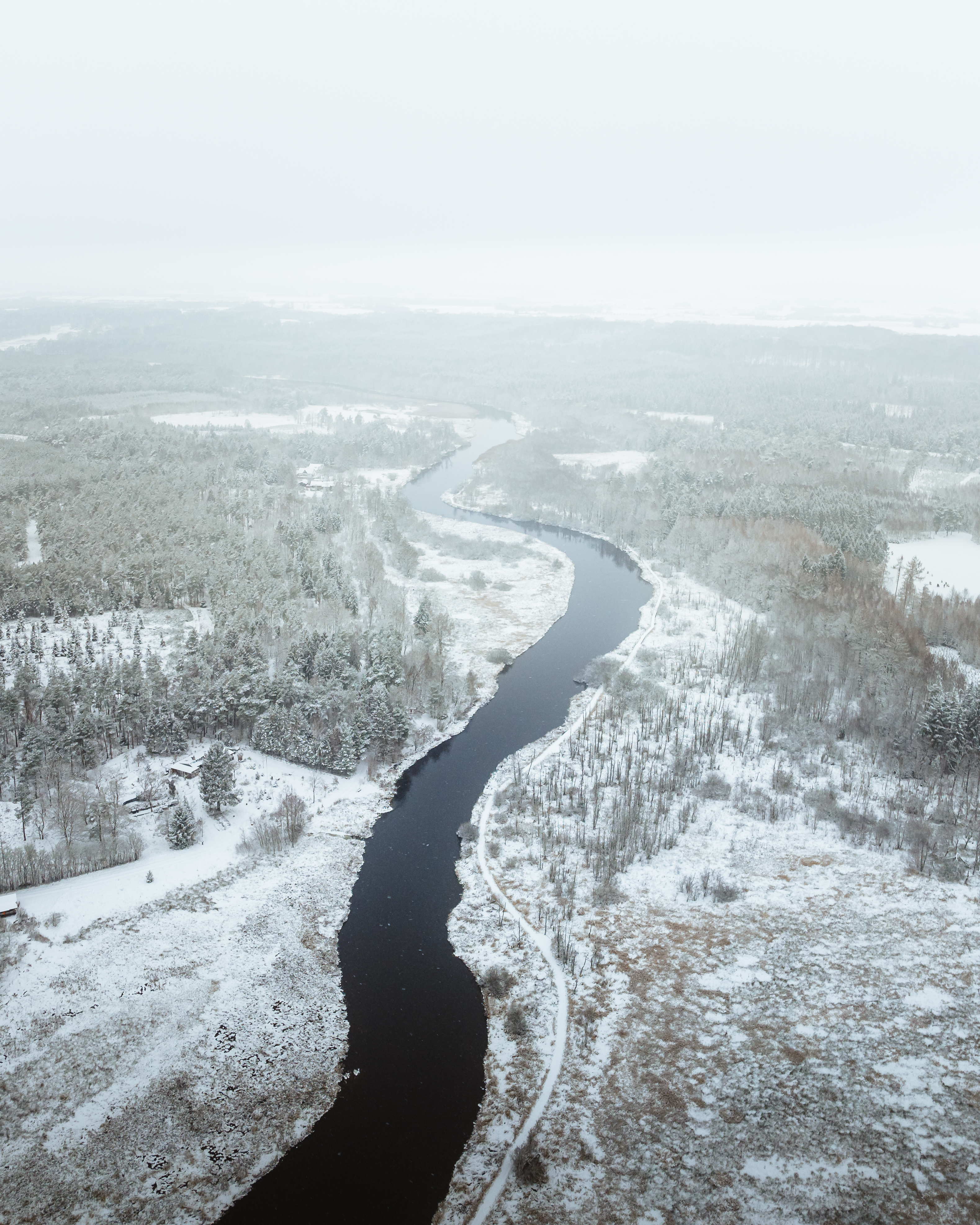 Gudenåen omgivet af vinter og sne 