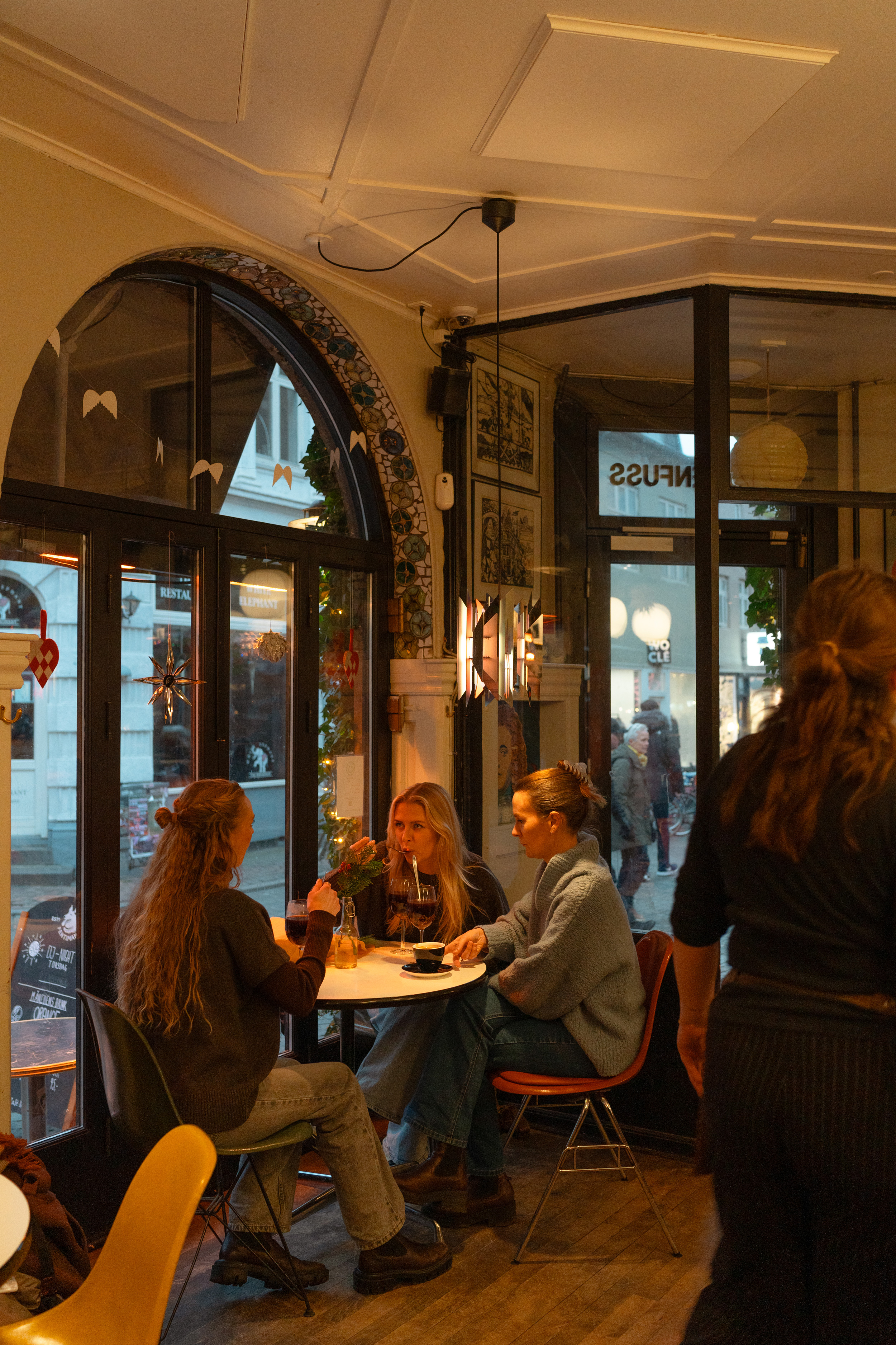 Piger på café i Aarhus