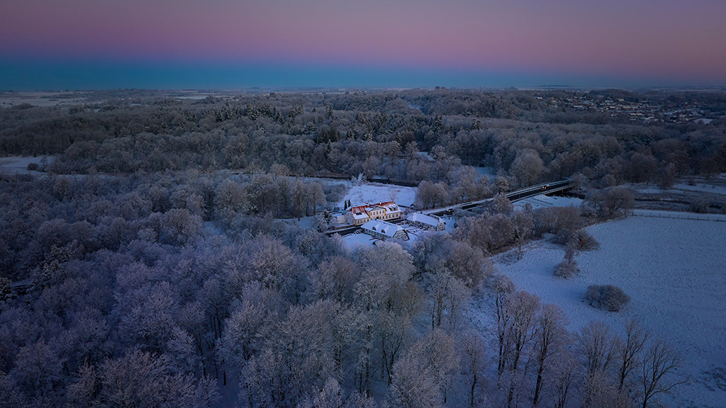 Fladbro Kro i vinterklæder midt i skoven