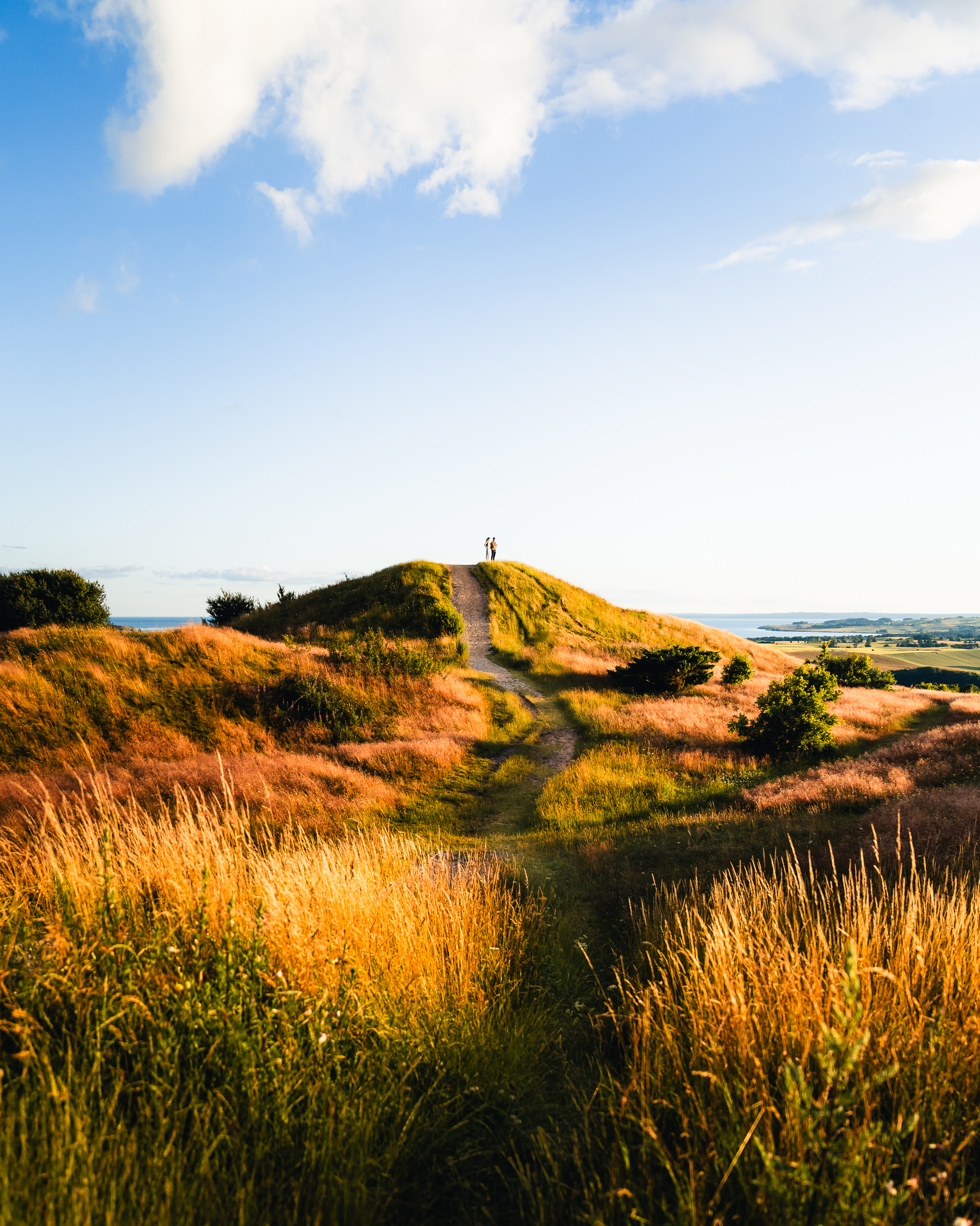 Par på tur i Mols Bjerge med lyng og smukke efteraarsfarvar