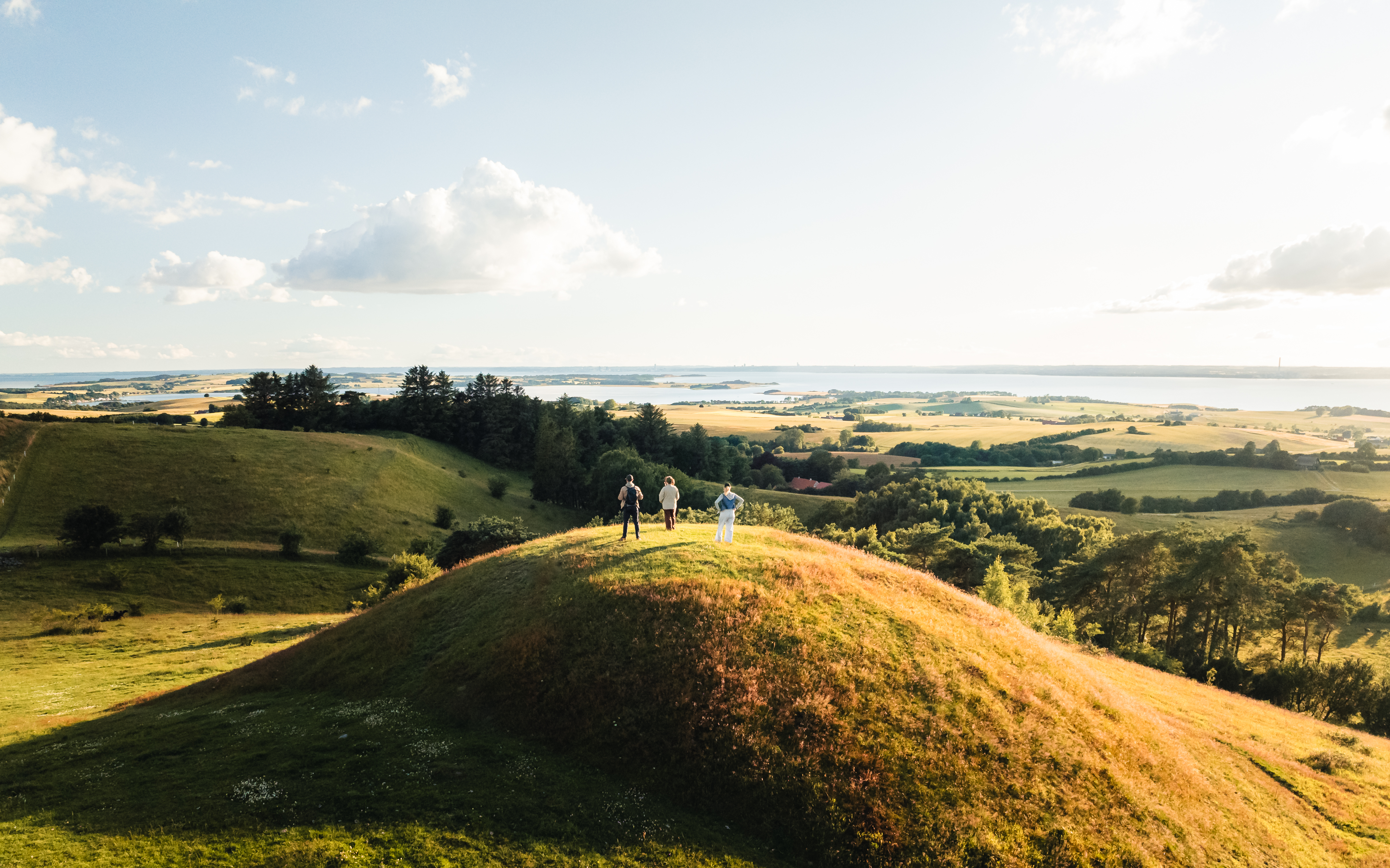 Venner ser ud over Mols Bjerge og kyst langs Djursland