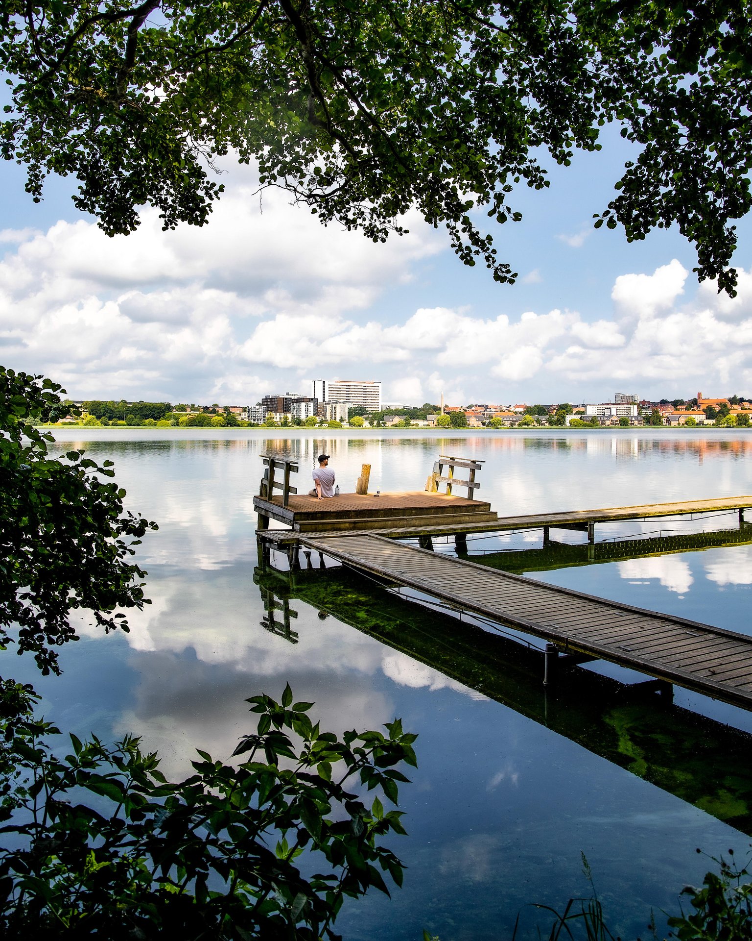 Badebro med kig mod Viborg by