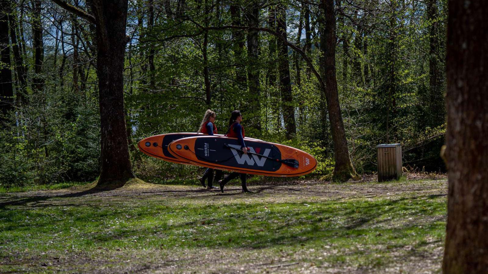 Piger med kajaker i skov ved De små fisk i Silkeborg