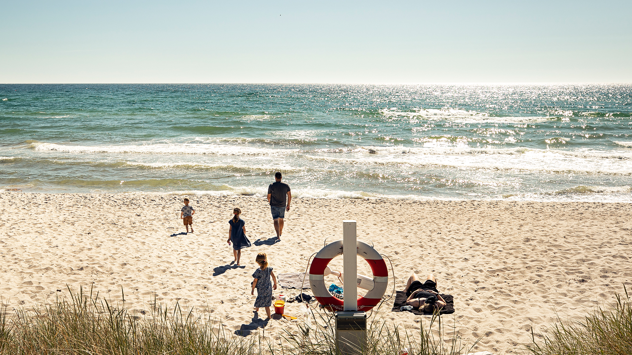 Familie på Grenaa Strand på Djursland