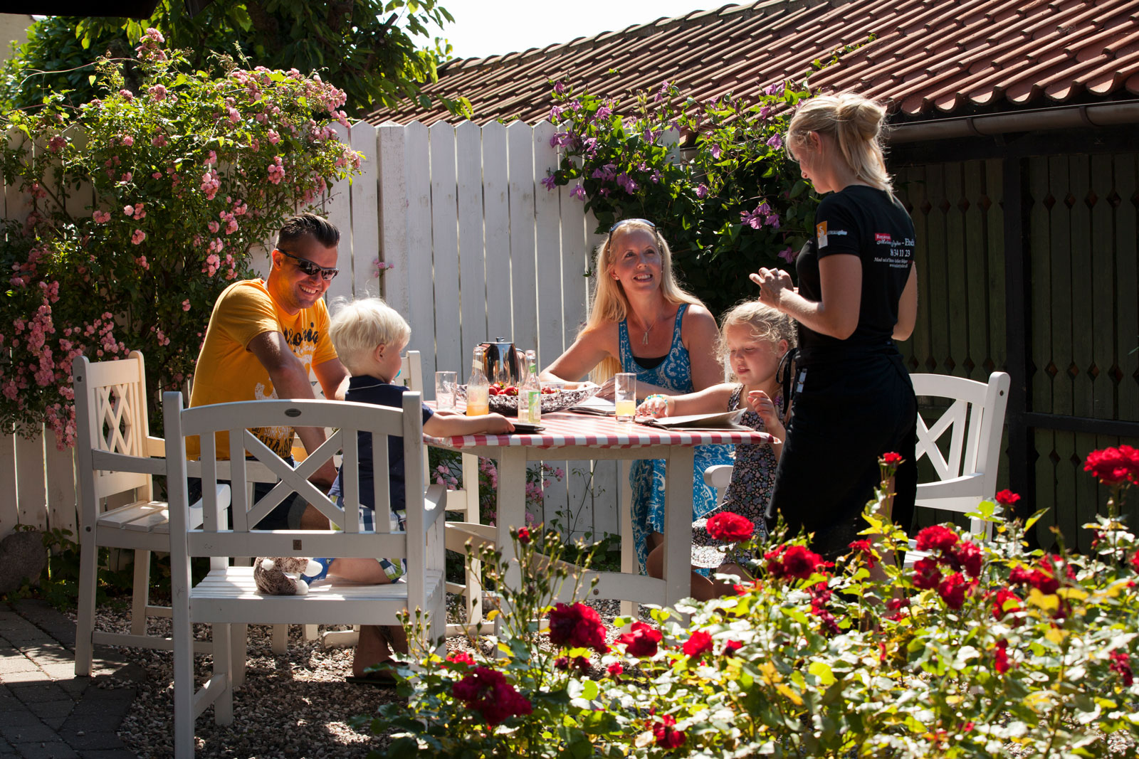 Familie hygger sig på et spisested i Ebeltoft
