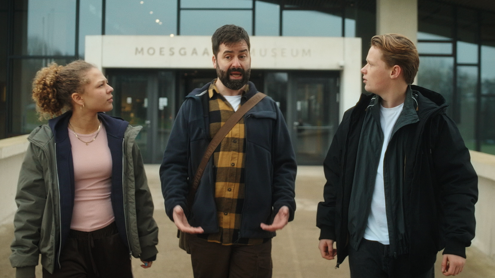 Familien ude foran Moesgaard Museum - Aros Skattens Hemmelighed - DR miniserie