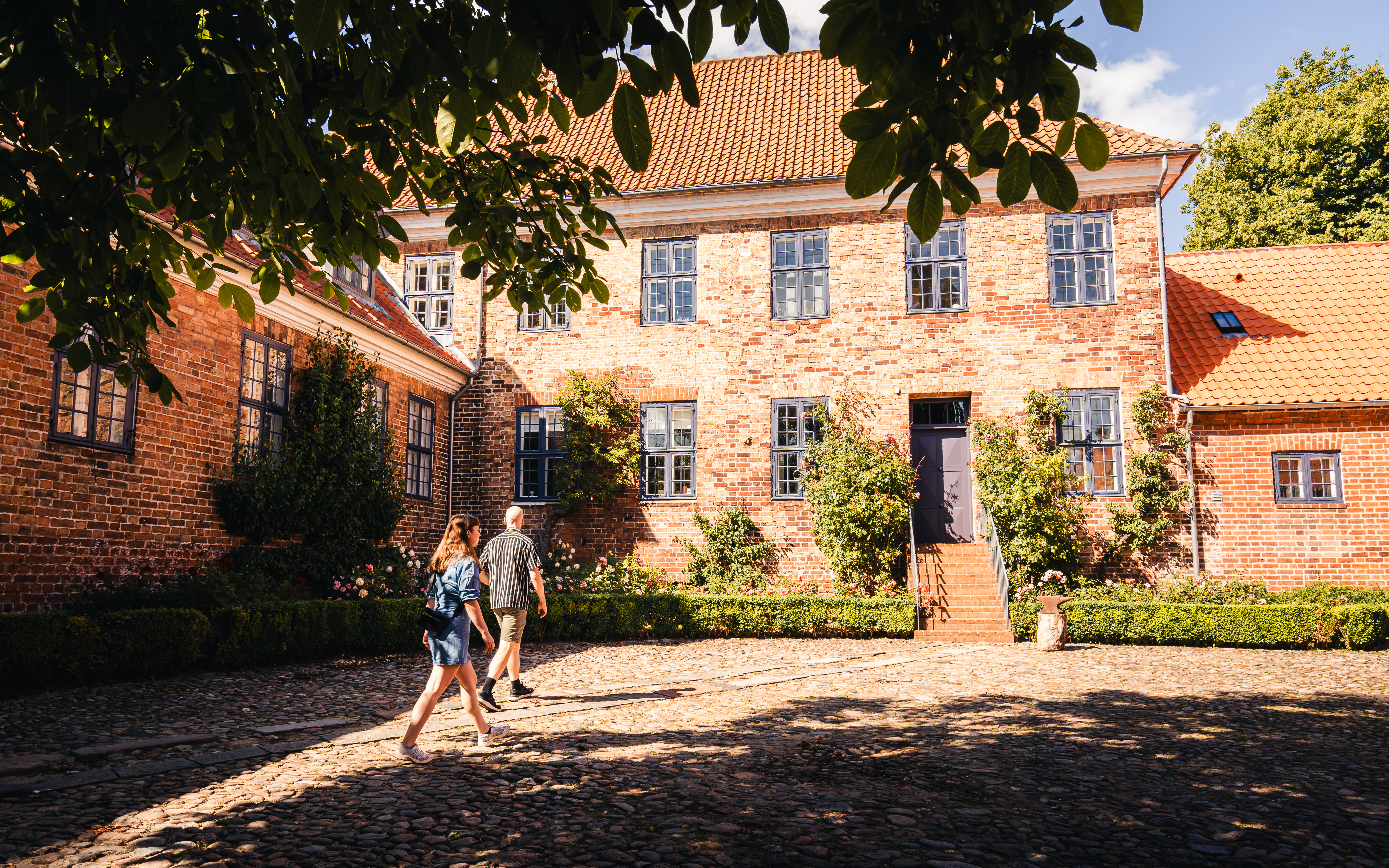 Par på gåtur i historiske Viborg