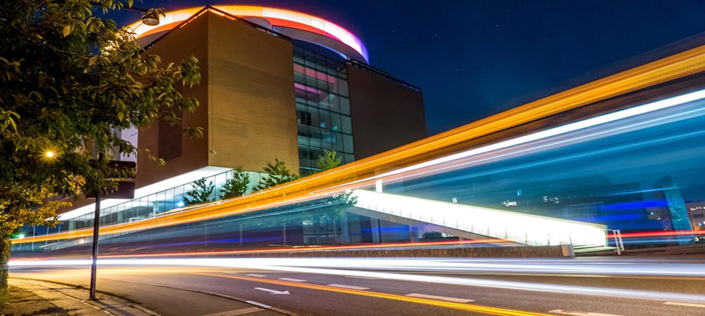 ARoS Aarhus Kunstmuseum ved aftentid