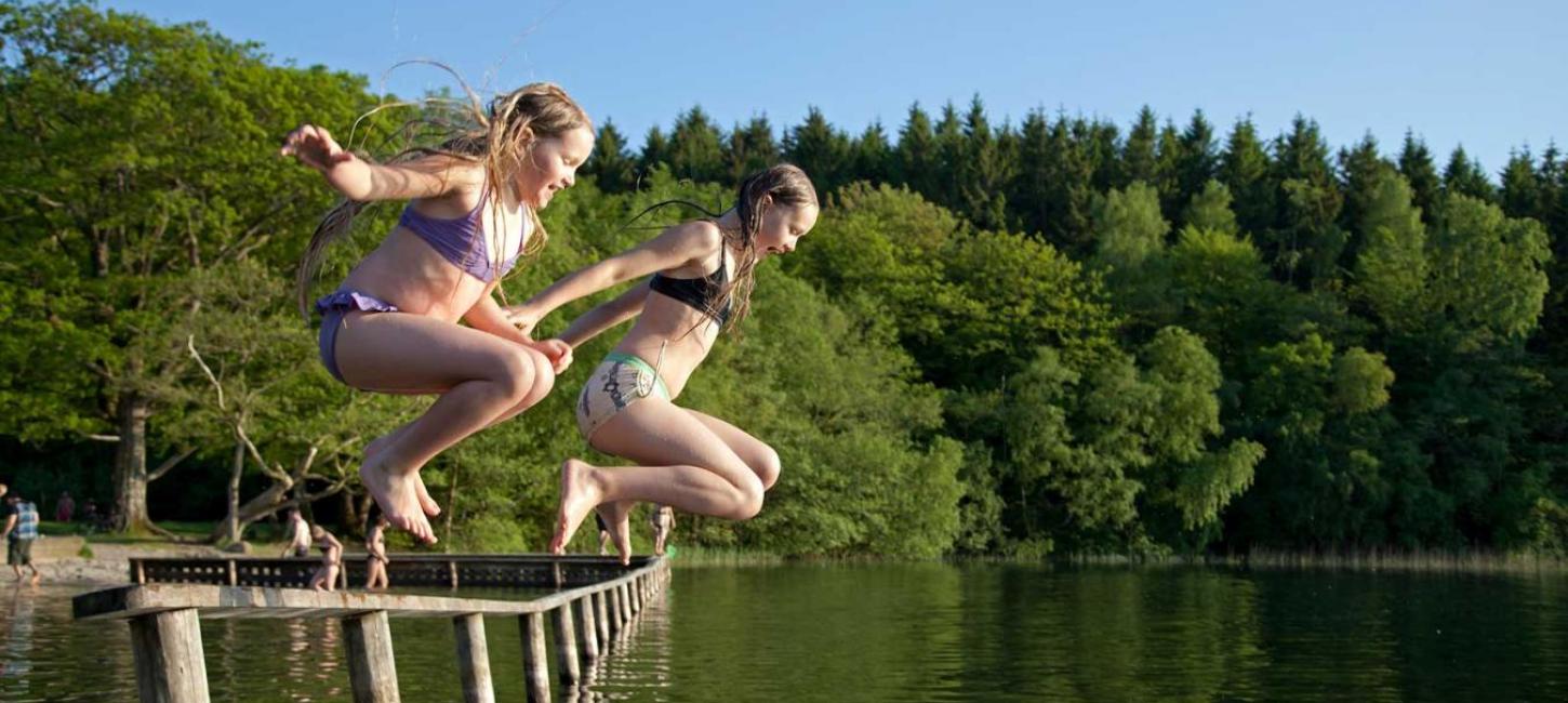 Badning i søbadet i Almindsø