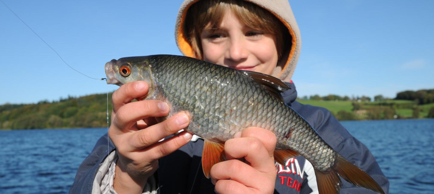 Børn med på fisketur