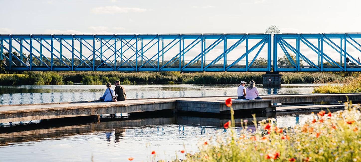 Par hygger ved Randers Fjord og Den Blå Bro